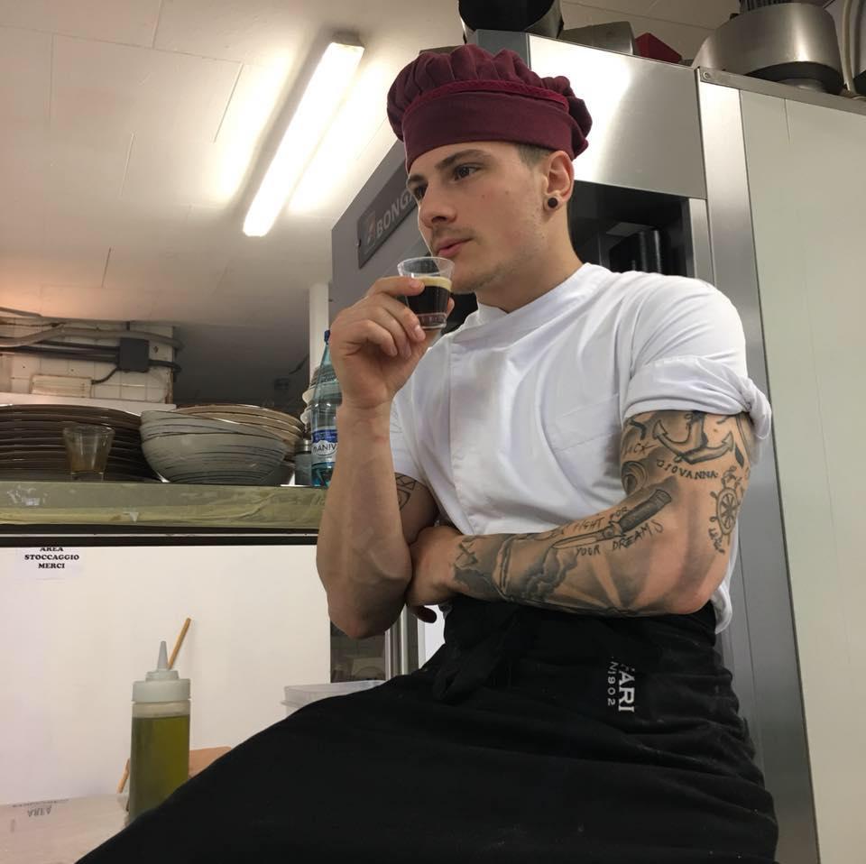 Cuoco di 26 anni morto nello schianto in moto: la passione per la cucina e l'avventura nella moda