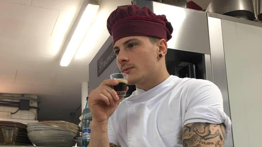 Cuoco di 26 anni morto nello schianto in moto: la passione per la cucina e l'avventura nella moda