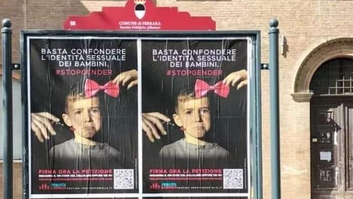 Ferrara. Manifesto “antigender” davanti alle scuole: è polemica