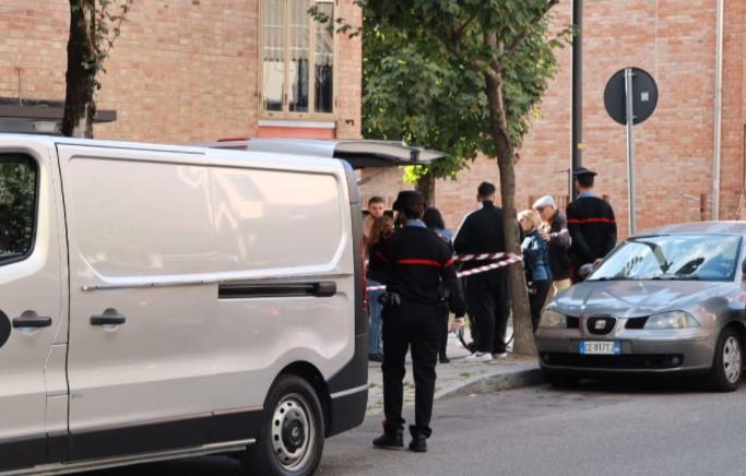 Formigine. Rimasto chiuso fuori di casa, si arrampica: cade e muore