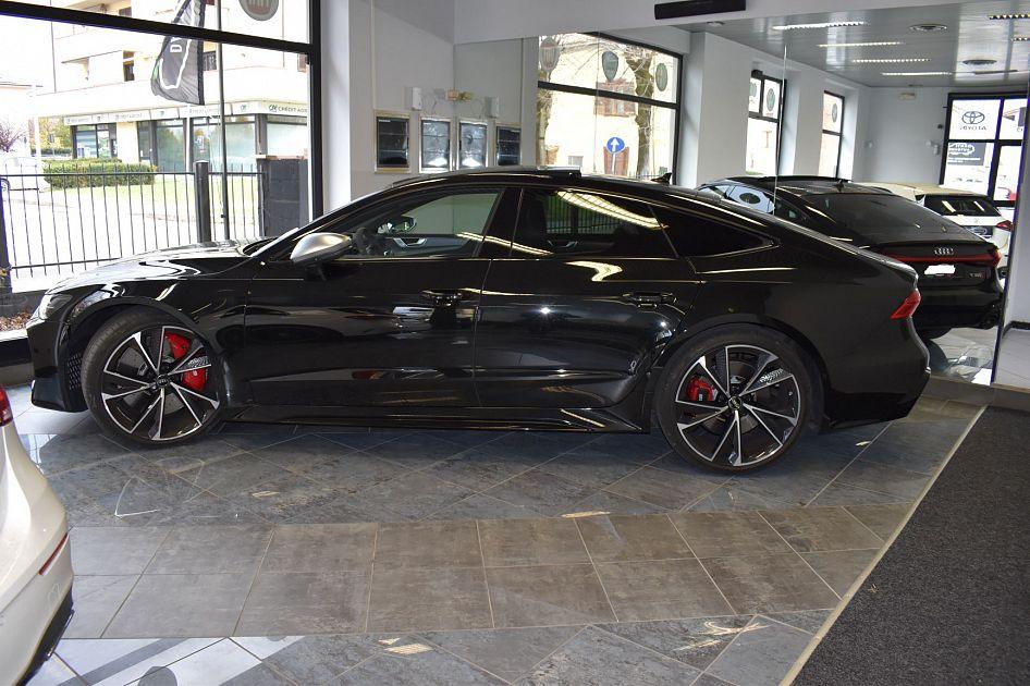 Una delle auto sequestrate nel salone di Agliana