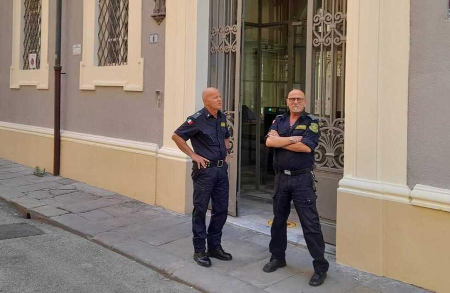 
	L&rsquo;ingresso del tribunale di Livorno con due guardie giurate in presidio

