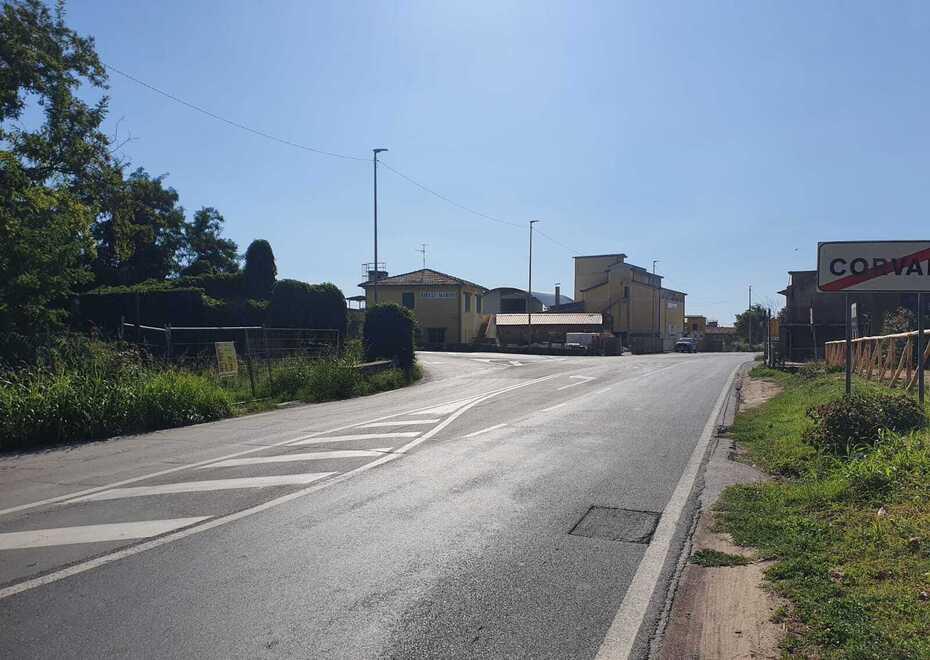 Seravezza, sulla bici elettrica con la figlia: grave nello scontro contro l’auto 