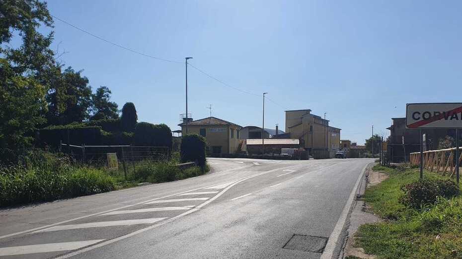 Seravezza, sulla bici elettrica con la figlia: grave nello scontro contro l’auto