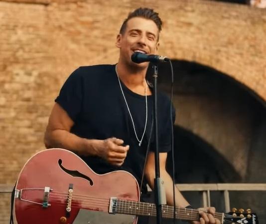 La doppietta di Gabbani: escono insieme due nuove clip – I video