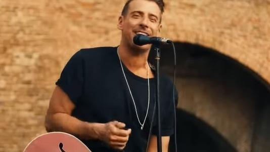 La doppietta di Gabbani: escono insieme due nuove clip – I video
