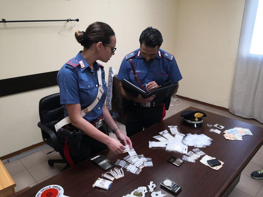 
	I carabinieri con la droga sequestrata

