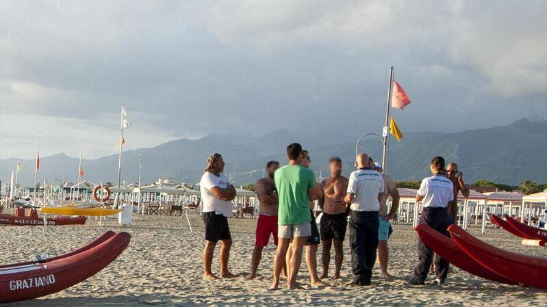 Dolore a Panicagliora per l’uomo morto in mare in Versilia
