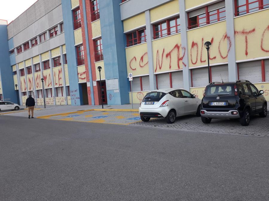 Modena, la digos scopre due dei presunti autori delle scritte No Vax a ospedali e uffici pubblici modenesi
