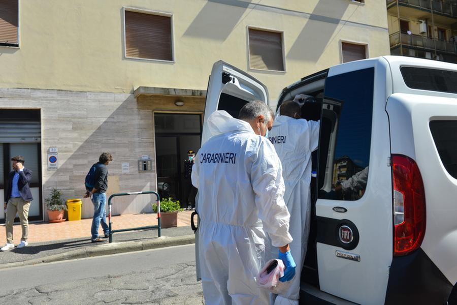 
	I carabinieri davanti all'abitazione della donna


