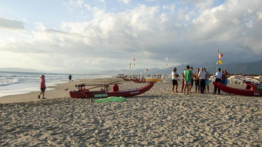 Morto in mare a Lido di Camaiore a 56 anni, il ricordo degli amici: «Aiutava sempre tutti»