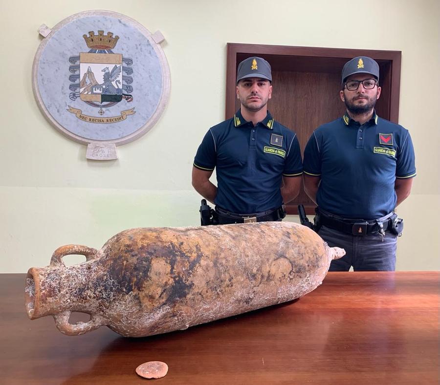 Nuoro, in casa un’anfora romana di epoca imperiale: denunciato un imprenditore