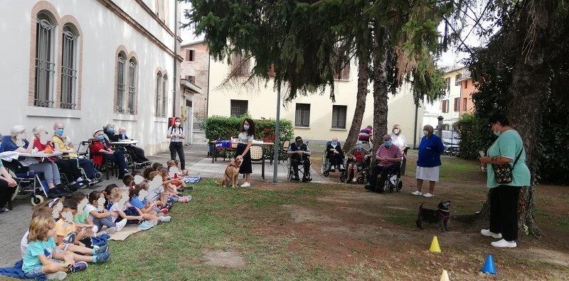 Gli amici a quattro zampe del canile fanno visita agli anziani della casa di riposo