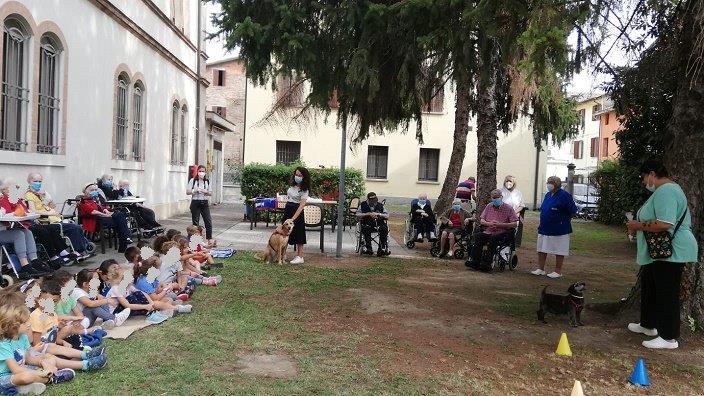 Gli amici a quattro zampe del canile fanno visita agli anziani della casa di riposo