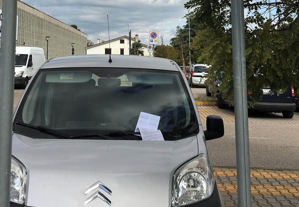 Argenta, parcheggia nel posto per disabili: multa al trasgressore