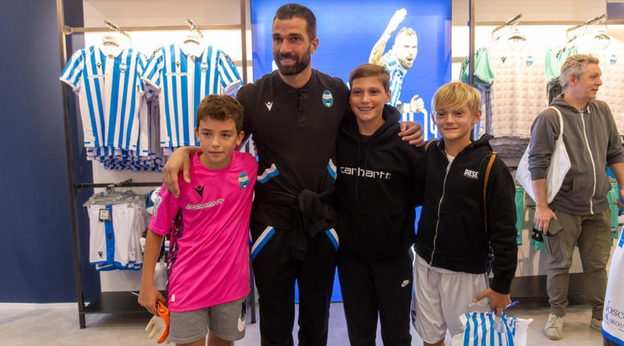 Ferrara, questa Spal è un amore: bagno di folla allo Store