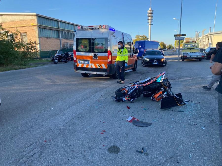 Modena Schianto ai Torrazzi, auto contro moto: ferito motociclista