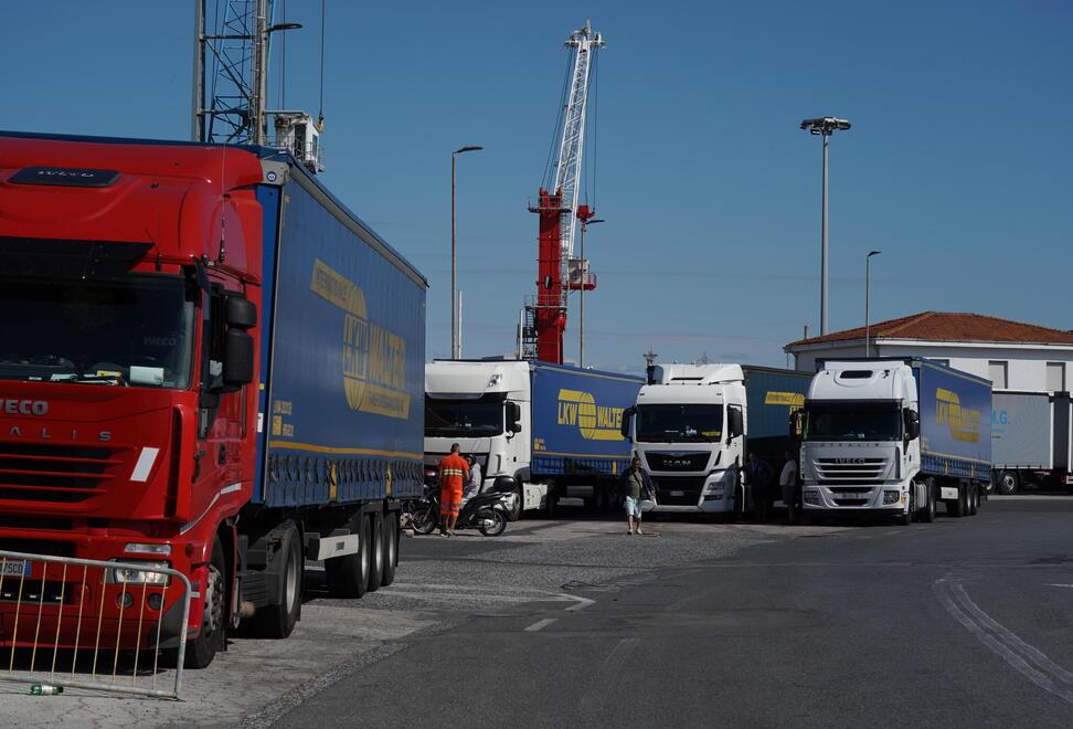 I camion fermi in via Da Vinci