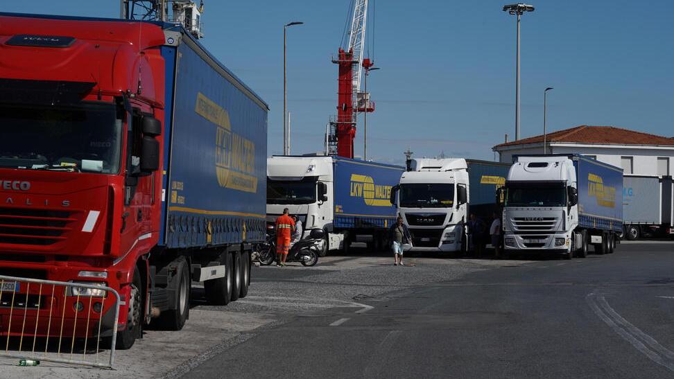 I camion fermi in via Da Vinci