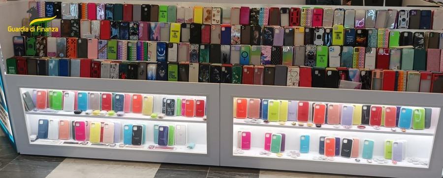 Massa, cover contraffatte e oltre 5mila accessori dannosi: commerciante nei guai