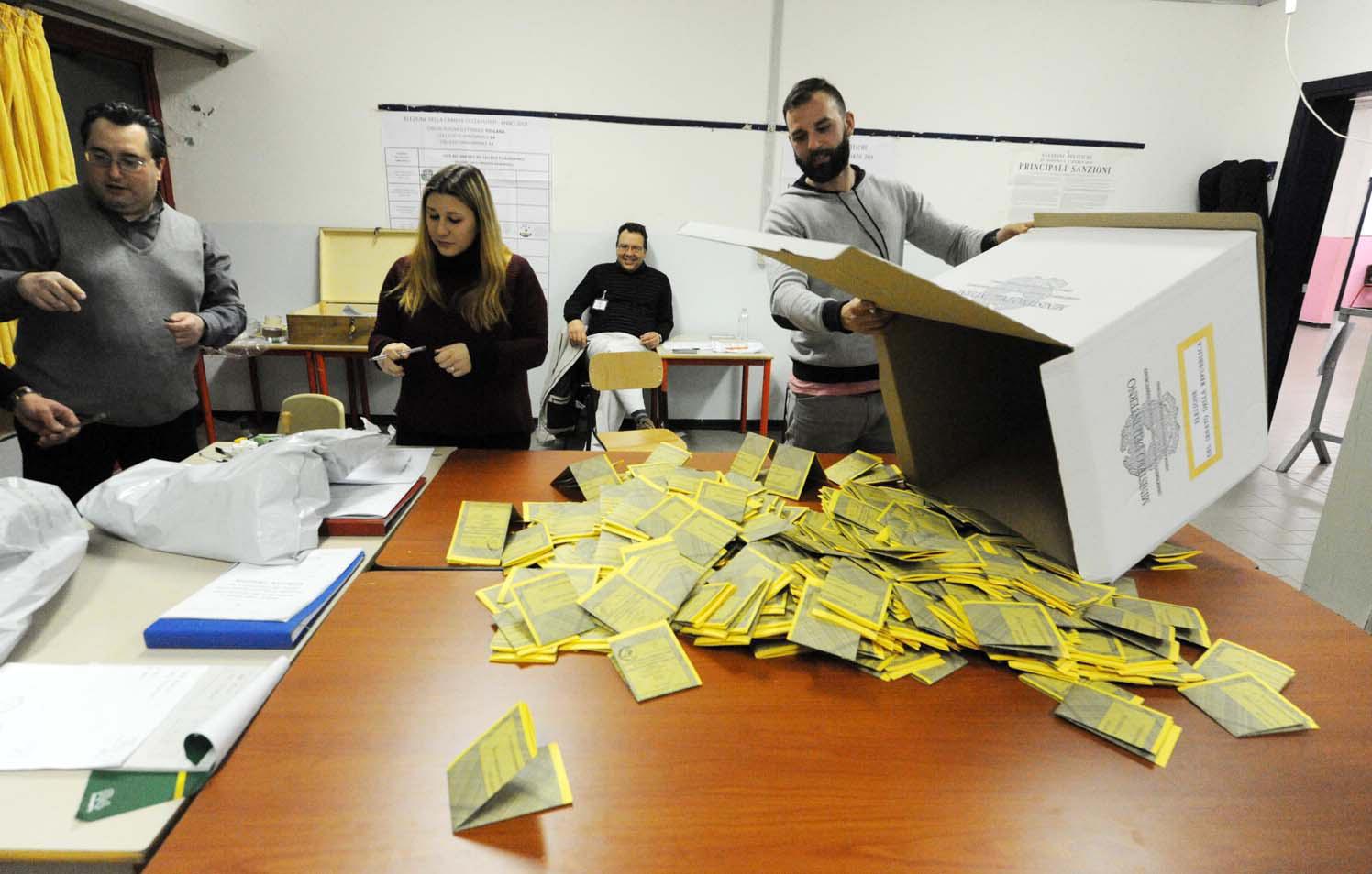 Decine di scrutatori rinunciano all’incarico nei seggi in provincia
