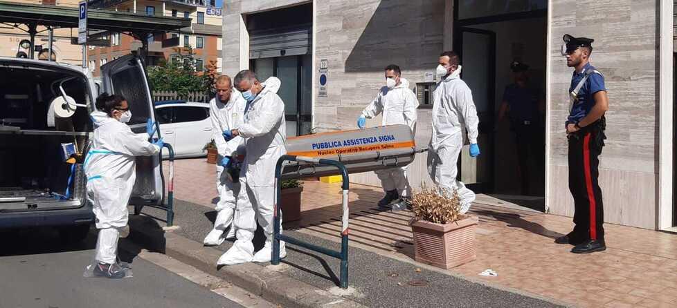 Uccisa a 46 anni dal fratello: era in camera da letto nella casa senza acqua e gas