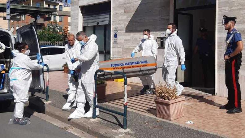 Uccisa a 46 anni dal fratello: era in camera da letto nella casa senza acqua e gas