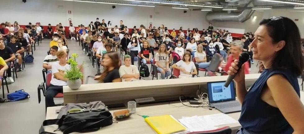 Studenti cinesi iscritti alle superiori «ma non sanno l’italiano», caos nelle scuole di Prato