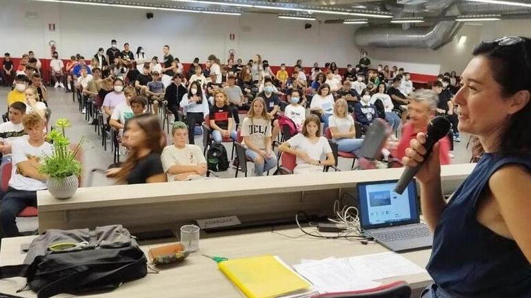 Studenti cinesi iscritti alle superiori «ma non sanno l’italiano», caos nelle scuole di Prato
