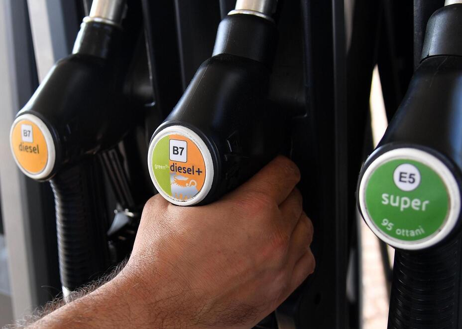 Faceva benzina con la carta aziendale, ha speso 300mila euro: arrestato al distributore
