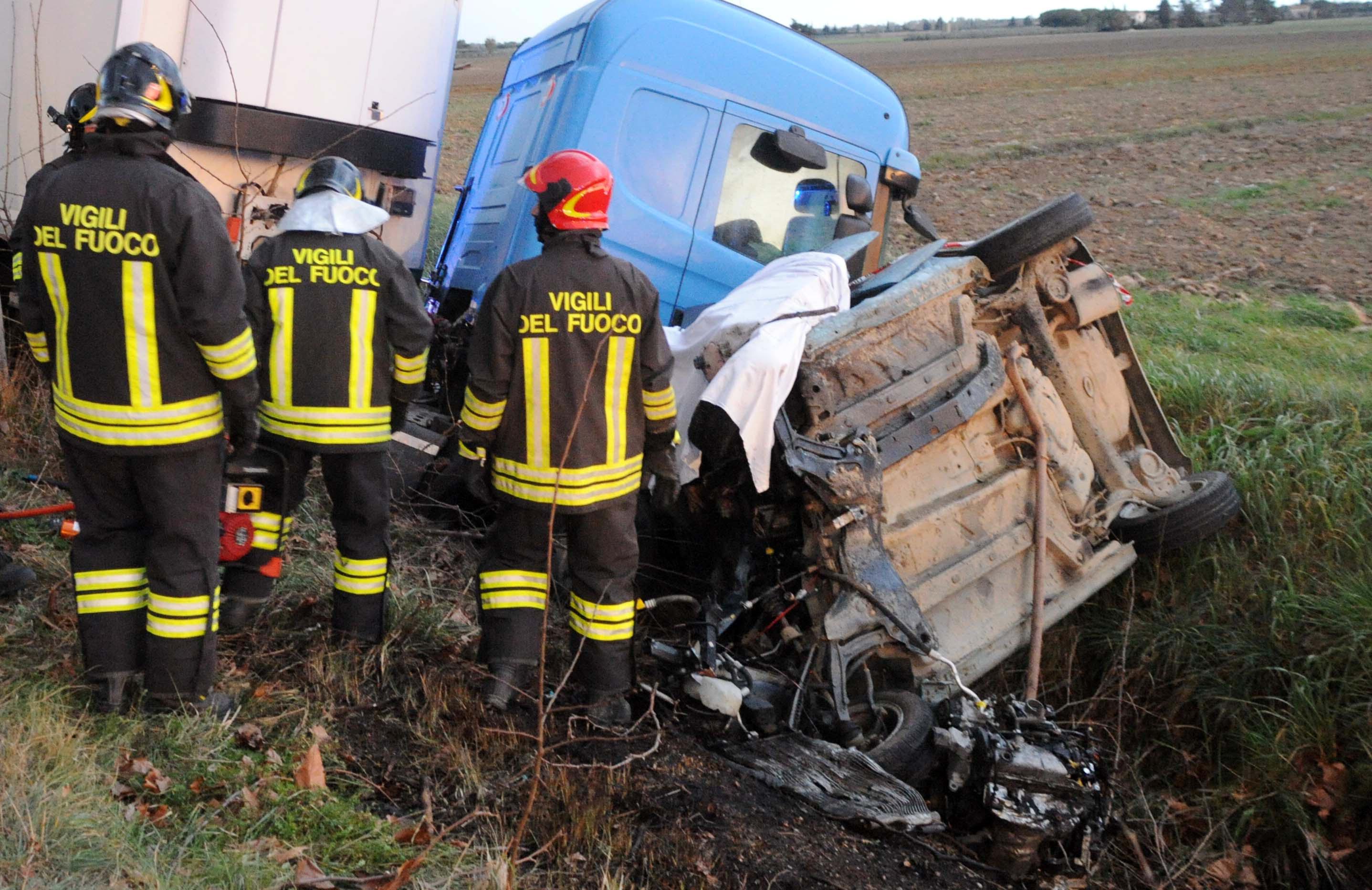 Muore a 49 anni nello schianto contro un tir: «Fu travolto nella sua corsia»
