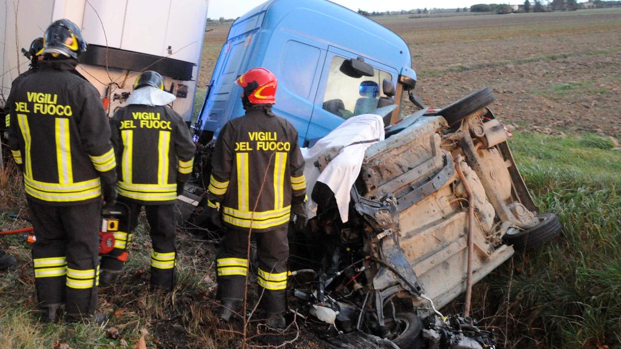 Muore a 49 anni nello schianto contro un tir: «Fu travolto nella sua corsia»