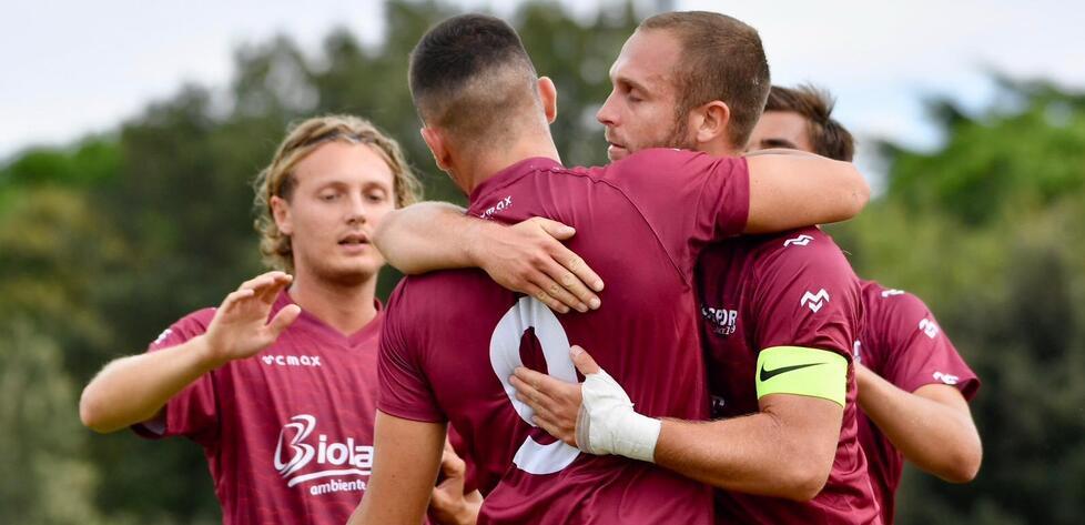 L’abbraccio tra Carlotti e capitan Quilici dopo il gol dello 0-1 (Masini/Silvi)