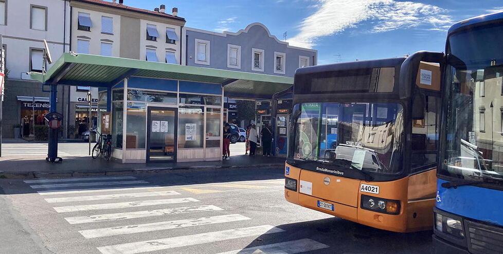 Invitata a usare la mascherina la passeggera sputa all’autista: caos nel bus