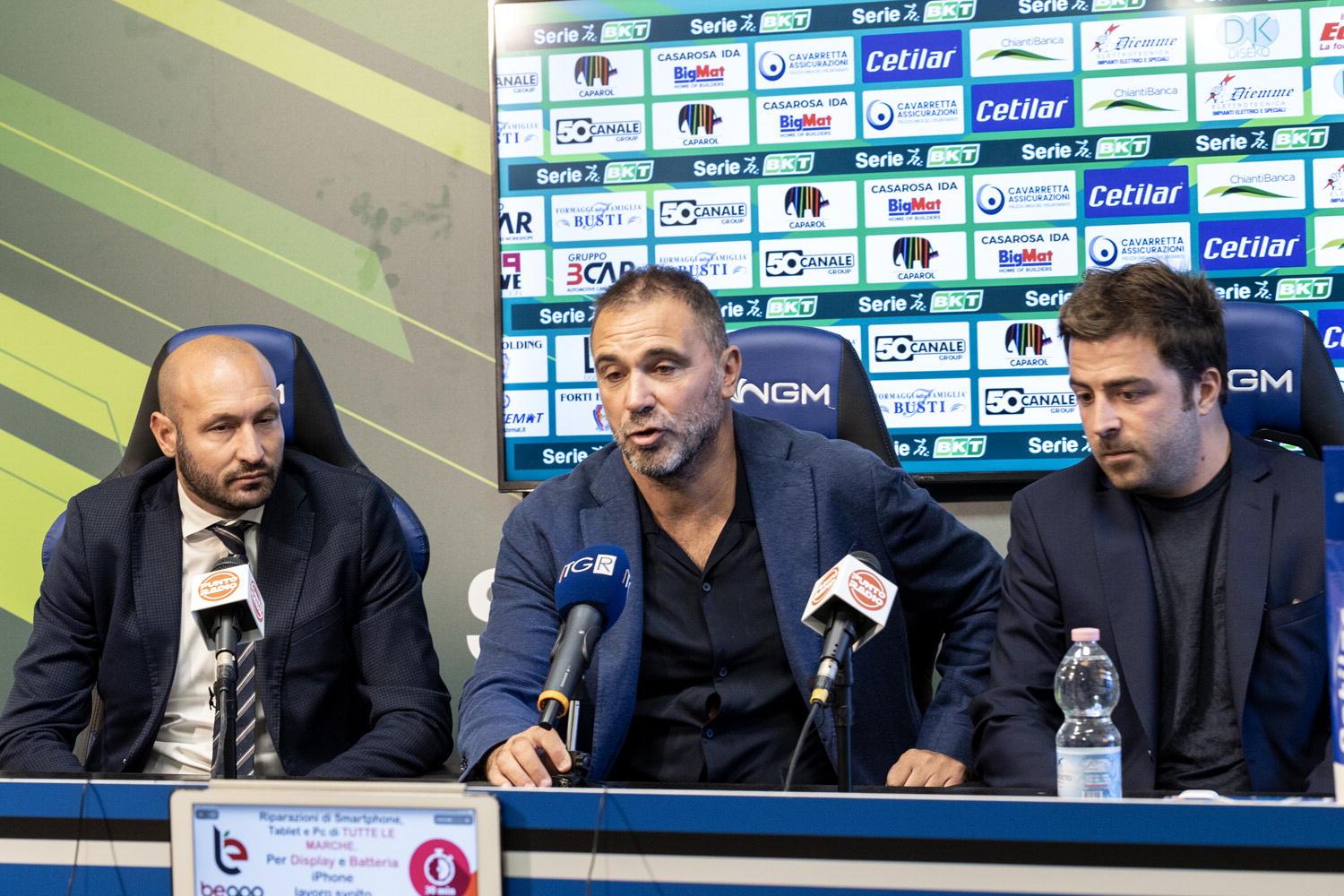 Da sinistra Claudio Chiellini, Luca D’Angelo e Giovanni Corrado al tavolo della sala stampa dell’Arena Garibaldi Anconetani (foto Muzzi)