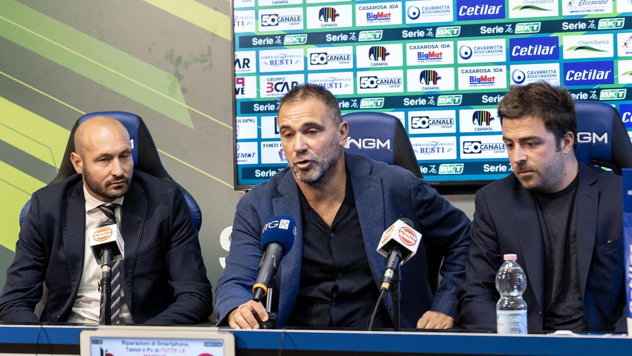 Da sinistra Claudio Chiellini, Luca D’Angelo e Giovanni Corrado al tavolo della sala stampa dell’Arena Garibaldi Anconetani (foto Muzzi)