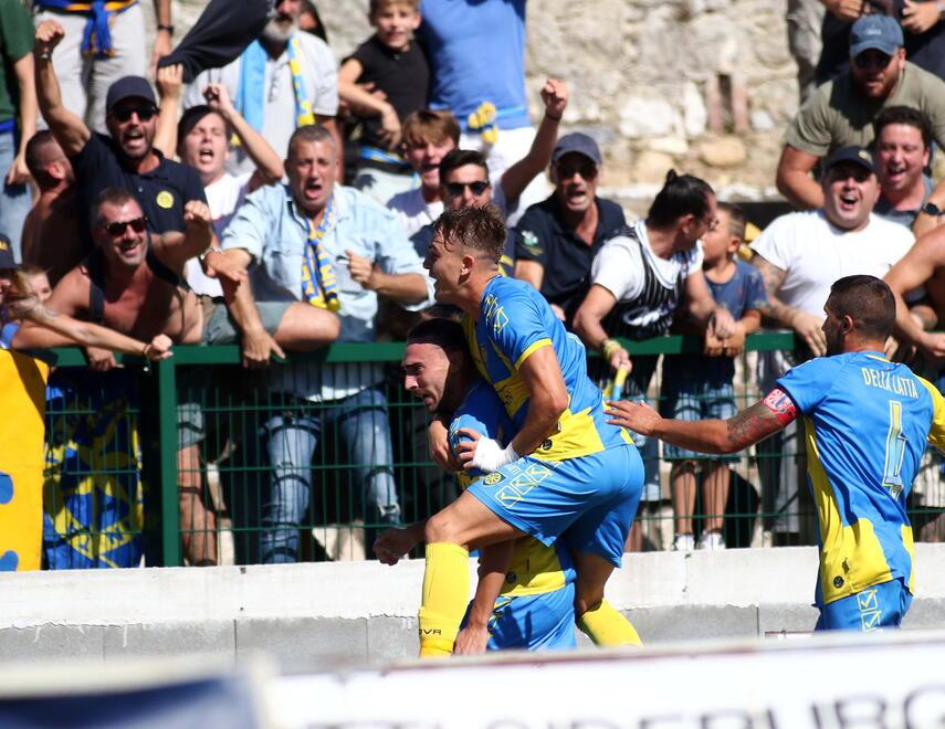 Nelle foto  Capello festeggiato dopo la sua prima rete