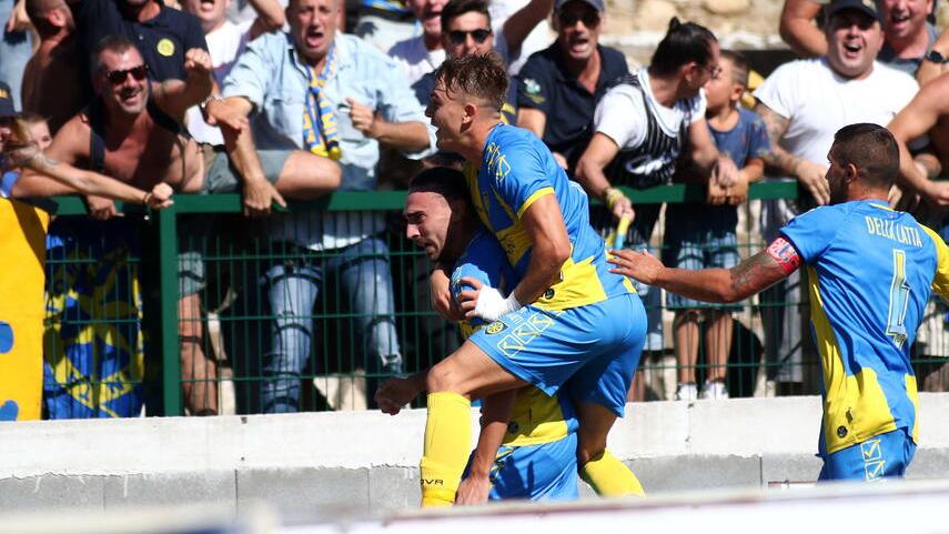 Nelle foto  Capello festeggiato dopo la sua prima rete