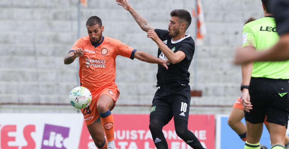 Veneroso (a destra) ieri autore di due gol (foto d’archivio)