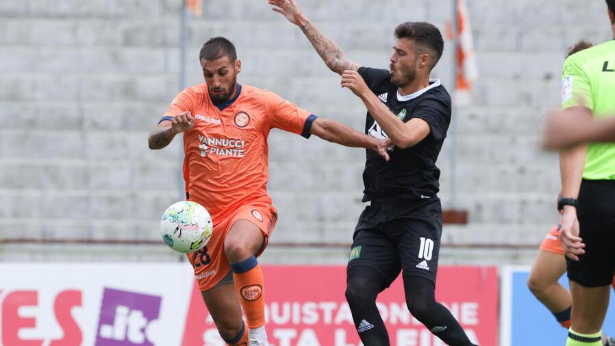 Veneroso (a destra) ieri autore di due gol (foto d’archivio)