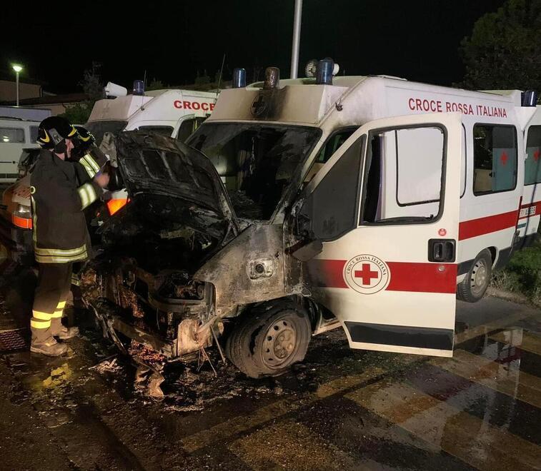 Nella foto i vigili del fuoco sul posto durante le operazioni di spegnimento nella notte