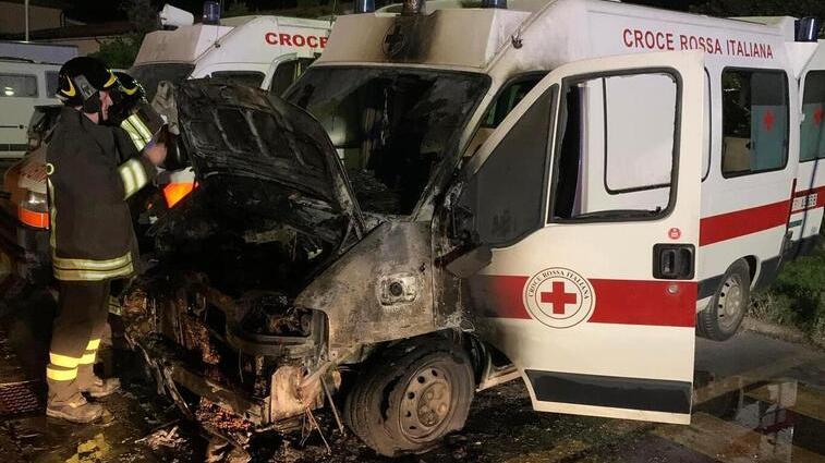 Nella foto i vigili del fuoco sul posto durante le operazioni di spegnimento nella notte