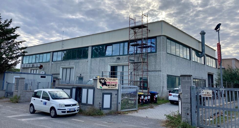 Rosignano, crolla il tetto: grave operaio