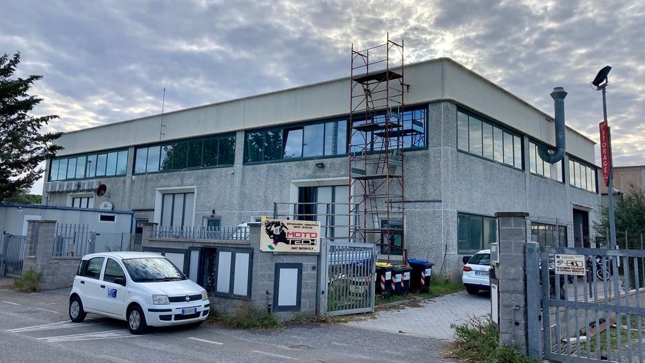 Rosignano, crolla il tetto: grave operaio