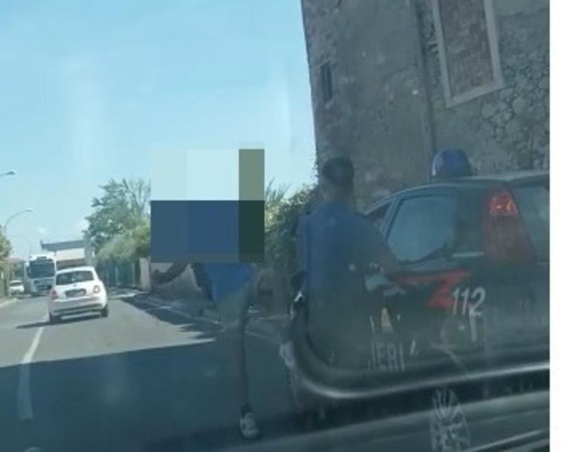 Un’immagine del video in cui il carrarese spacca lo specchietto retrovisore