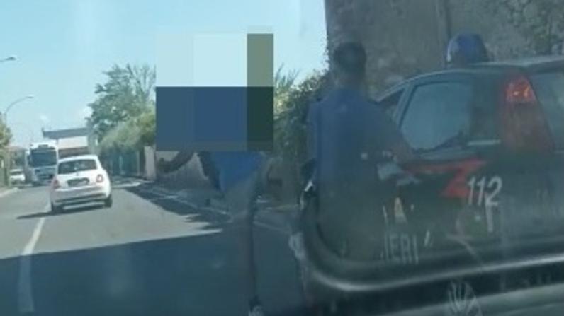 Un’immagine del video in cui il carrarese spacca lo specchietto retrovisore