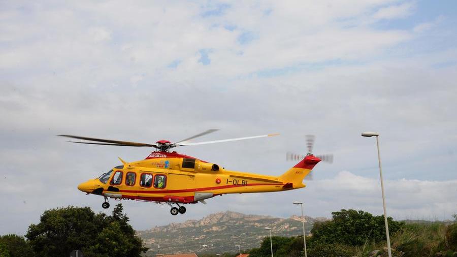 L’elisoccorso si solleva in volo dalla Maddalena