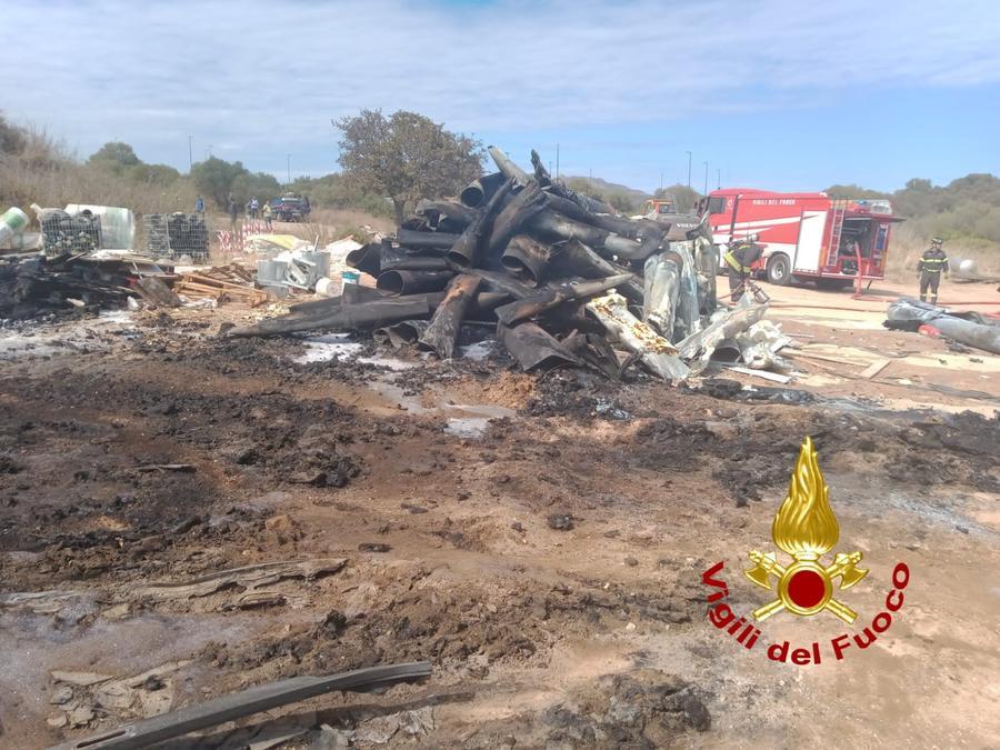 Olbia, a fuoco una discarica abusiva di materiali edili dietro il Mater
