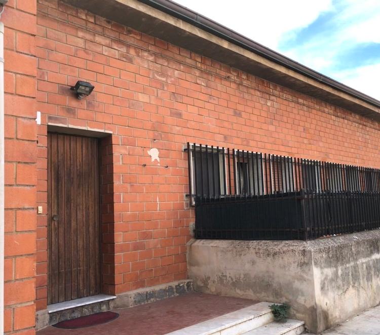 Alghero, sfratto a due famiglie con bambini disabili. Il caso in Consiglio 