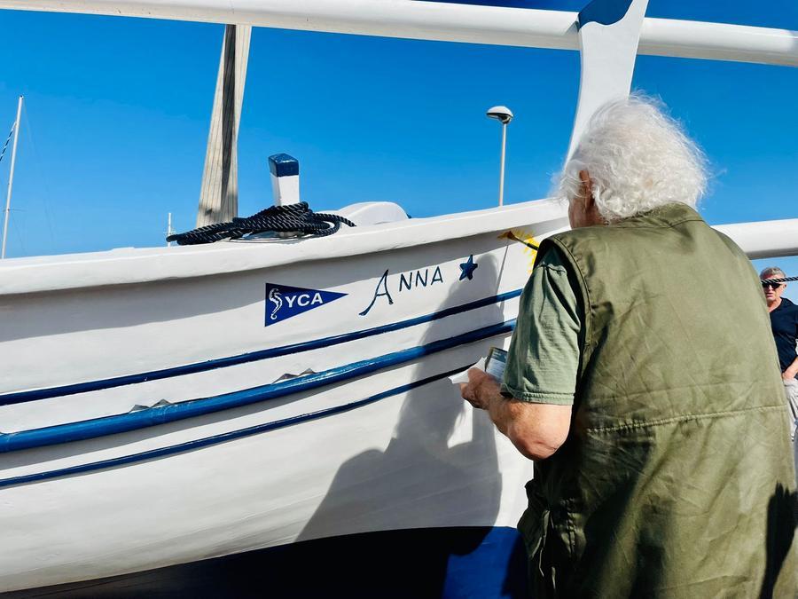 
	Il maestro Elio Pulli mentre lascia un disegno sul fianco del ghiozzo "Anna" prima del varo

